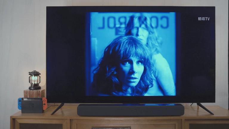 小米6oled55寸电视效果图,居家看电视氛围