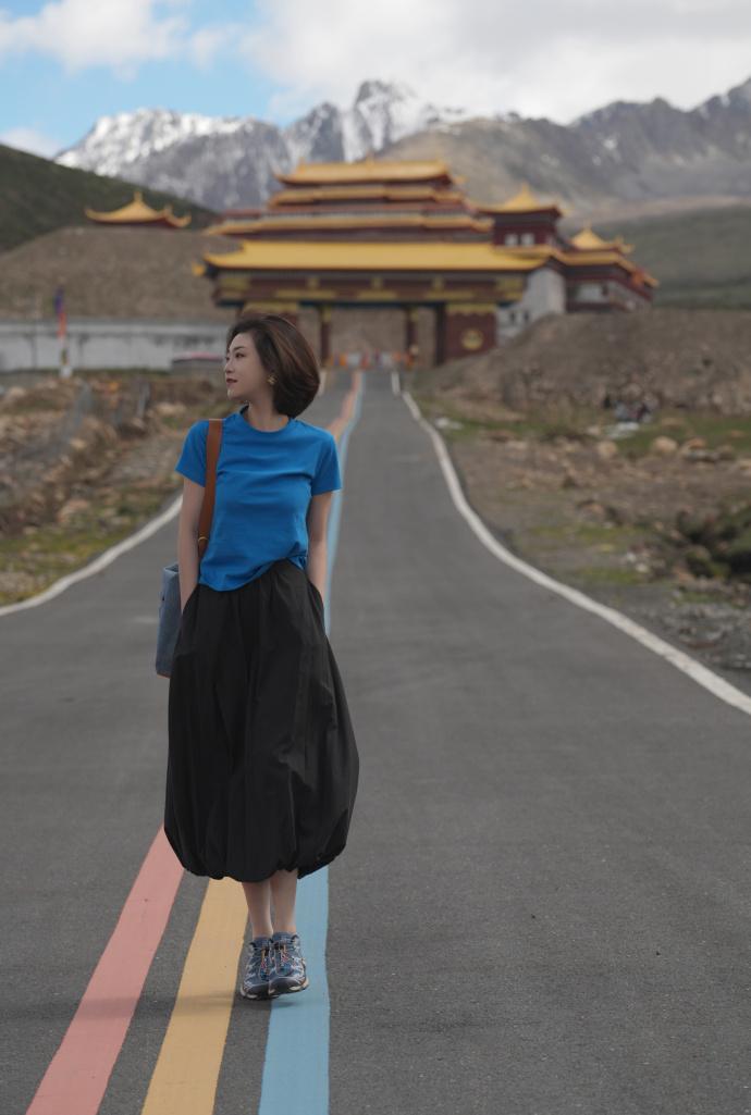 夏天穿蓝色系穿搭,别穿一身黑了试试浅色系穿搭