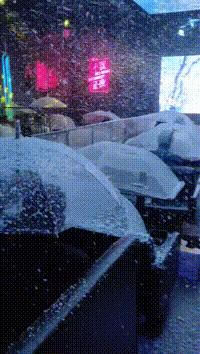 姑娘看起来外表美丽，其实裤袜已经掉到大腿根了！场面一度很尴尬