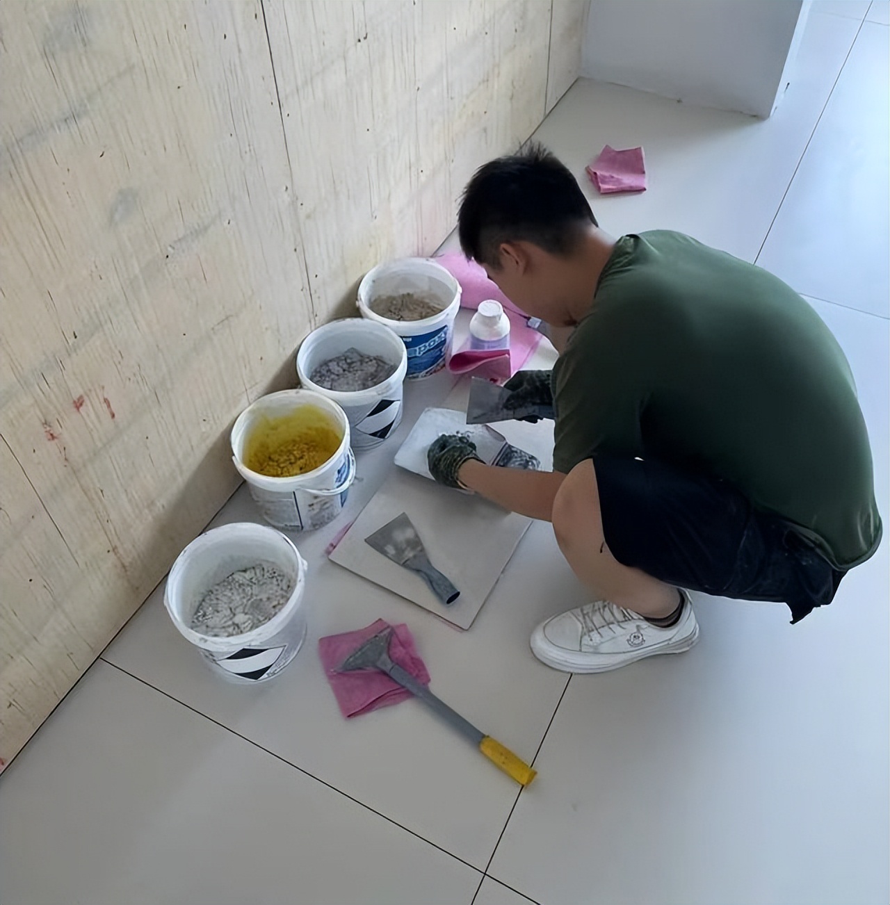 美缝瓷砖用彩砂好还是普通的好,瓷砖填缝用环氧彩砂美缝剂哪个好