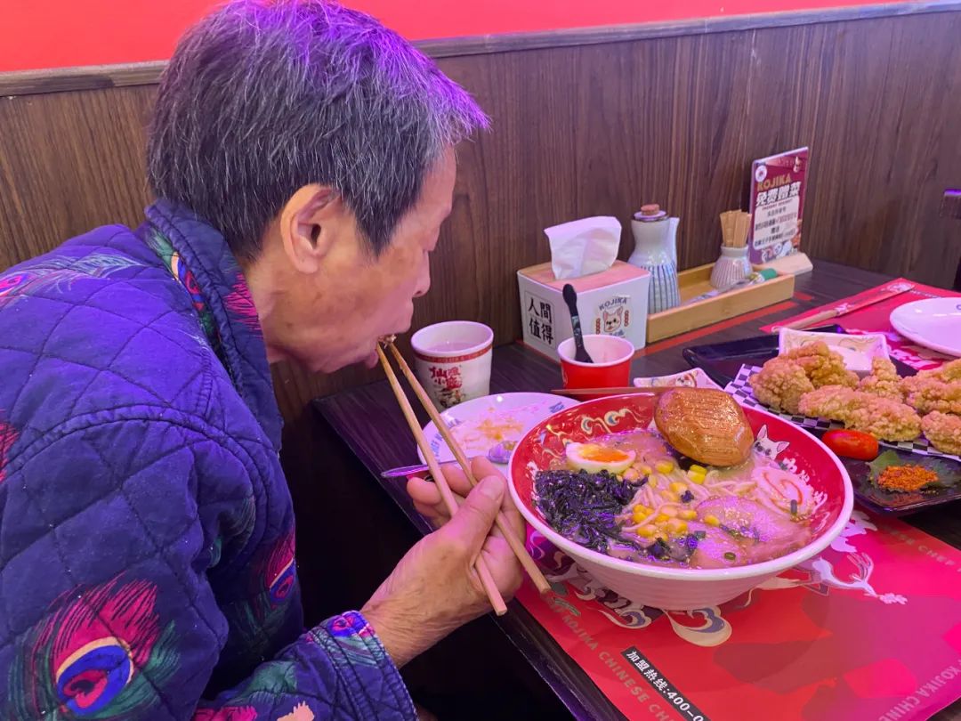 7月份人来人往街道,7月北京人山人海