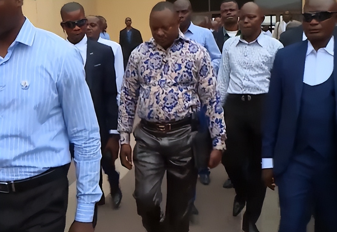 神奇的非洲饮料：柠檬水兑汽油卖100一瓶，天天被抢断货