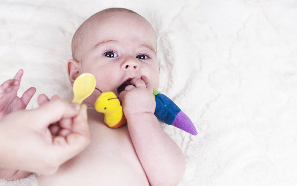 六个月宝宝吃辅食长了小红疙瘩,宝宝添辅食后嘴巴周围起疙瘩