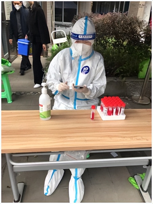 下沉“疫”线倾力服务用“志愿红”守护“健康绿”——市*访信**办*党**员干部积极助力打赢疫情歼灭战