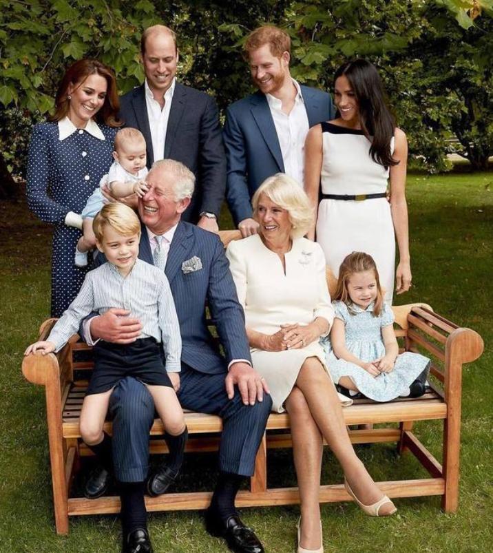 隔辈亲萌娃把面给爷爷,隔辈亲宝宝调皮