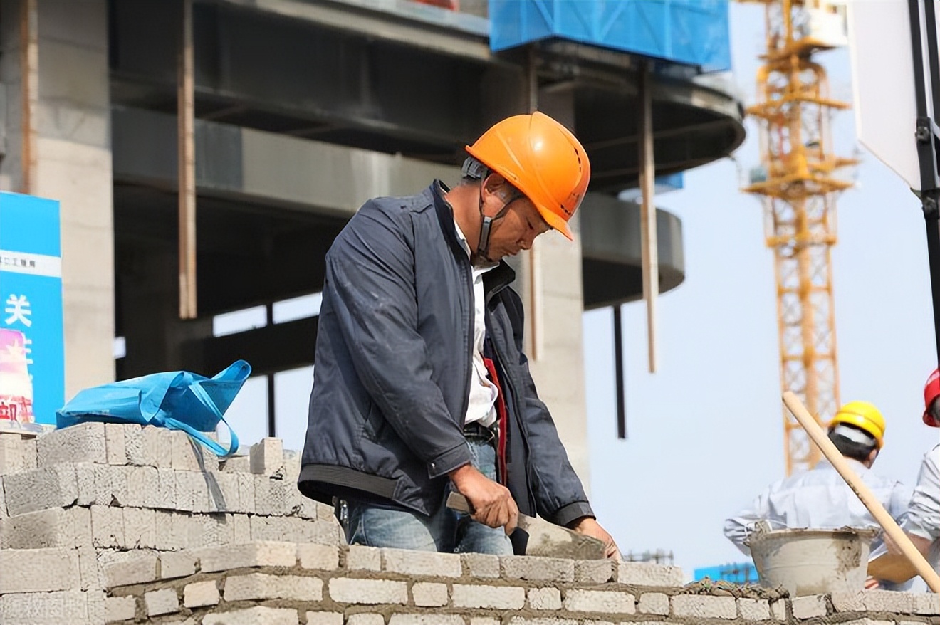 工地一人一天能挣多少钱,工地底层干活到底有多累