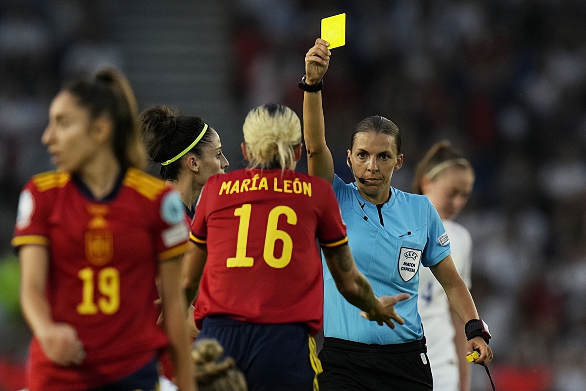 德国杯决赛主裁人选正式揭晓,世界杯将迎首位女主裁