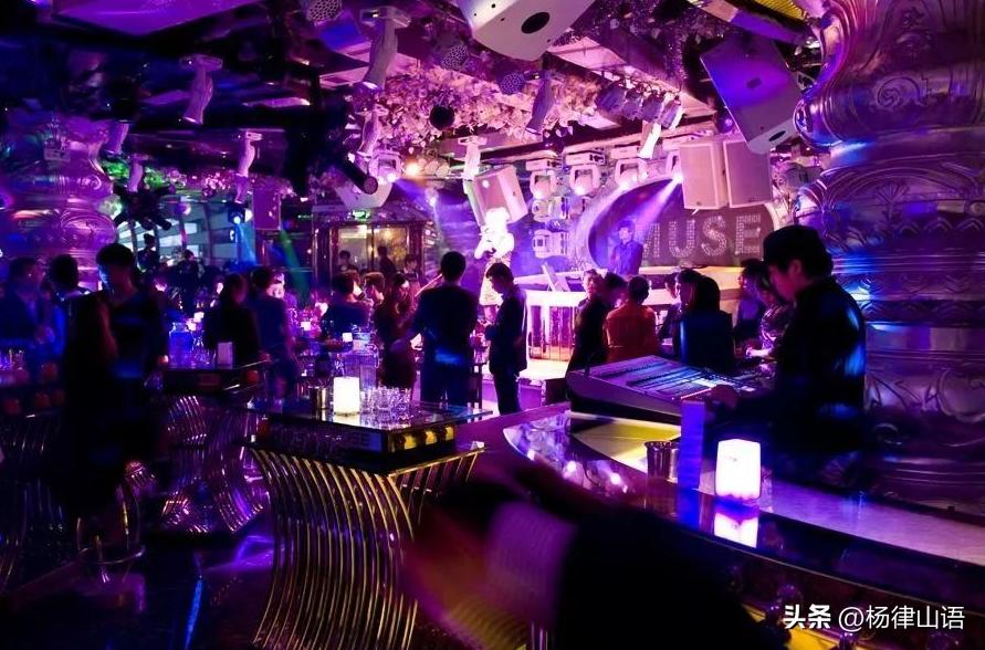 44岁男子每月5万*养包**18岁女生，发生关系后，女生数钱发现是冥币