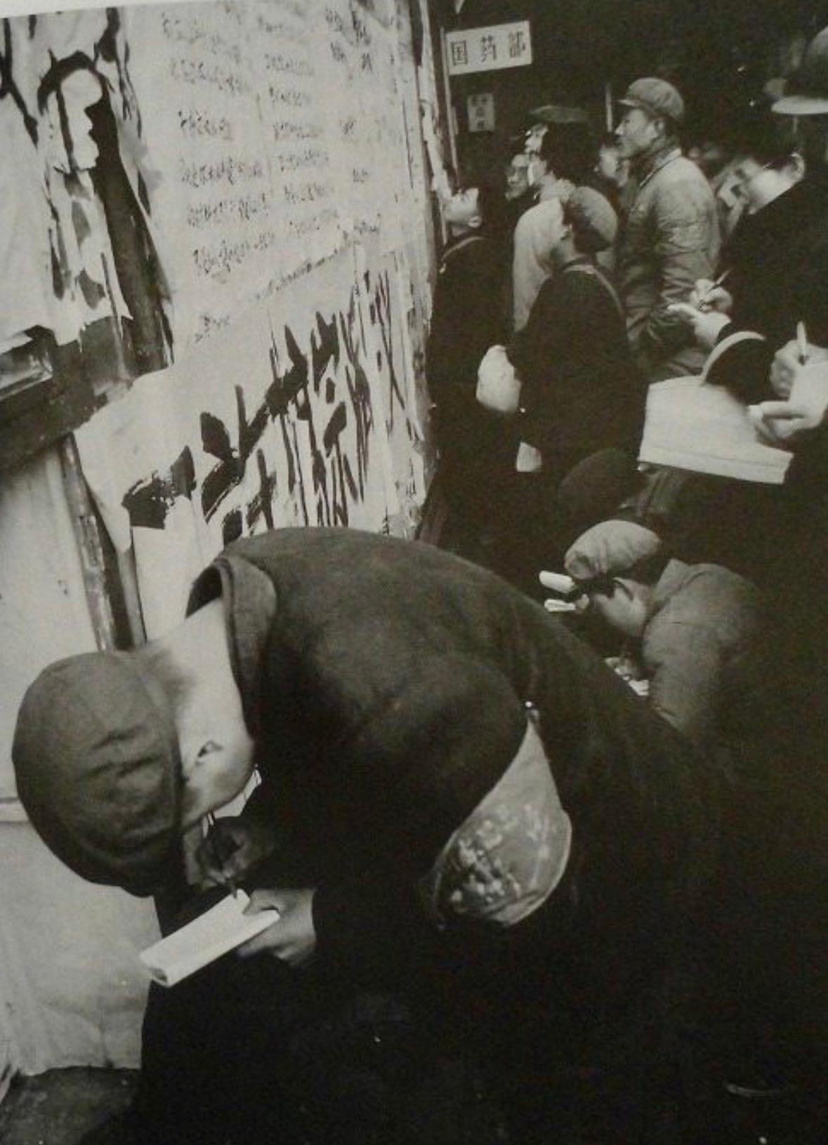 真实晚清老照片：穿着肚兜的*女妓**在揽客，底层妇女穷到衣不蔽体2