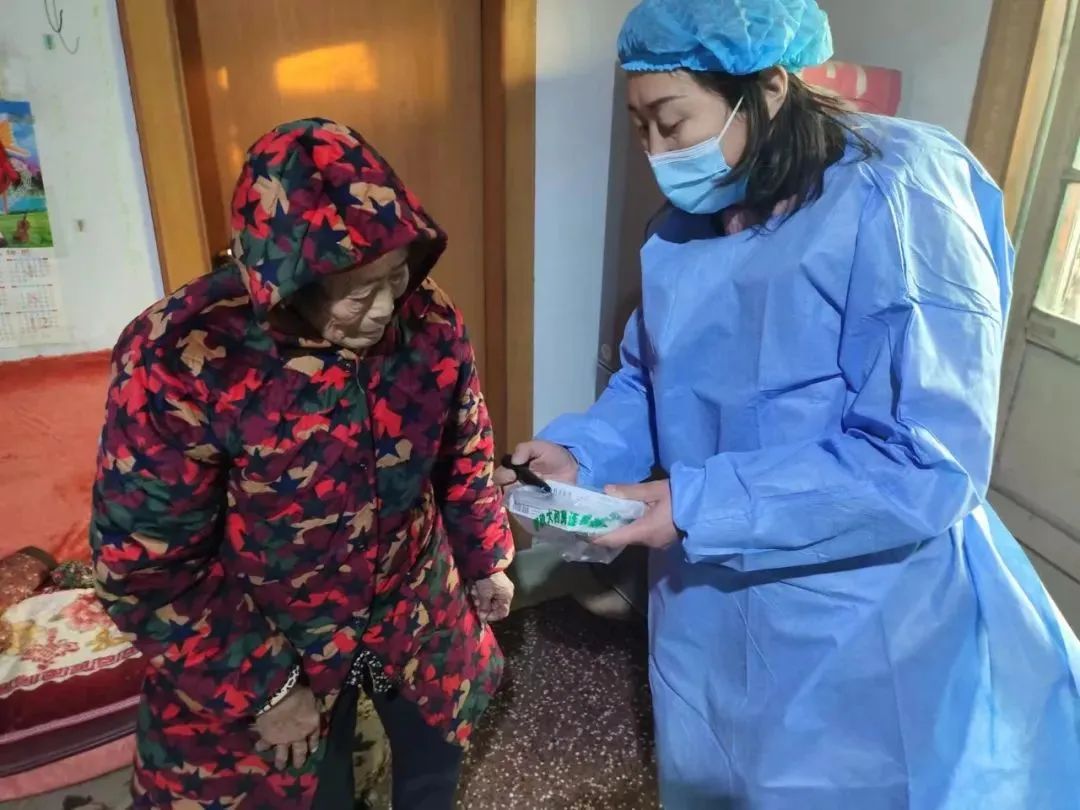 情系贫困户冬日送温暖,情系高龄老人暖心入户走访