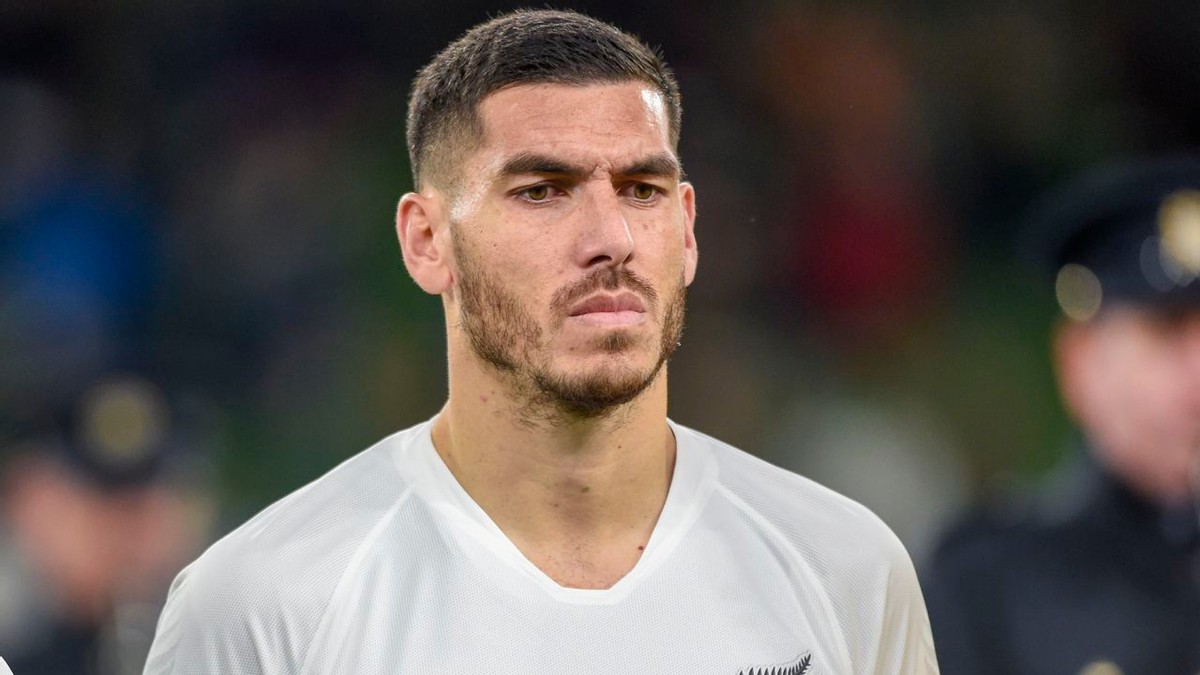 由于种族虐待指控,新西兰和卡塔尔之间的足球比赛在中场时被放弃