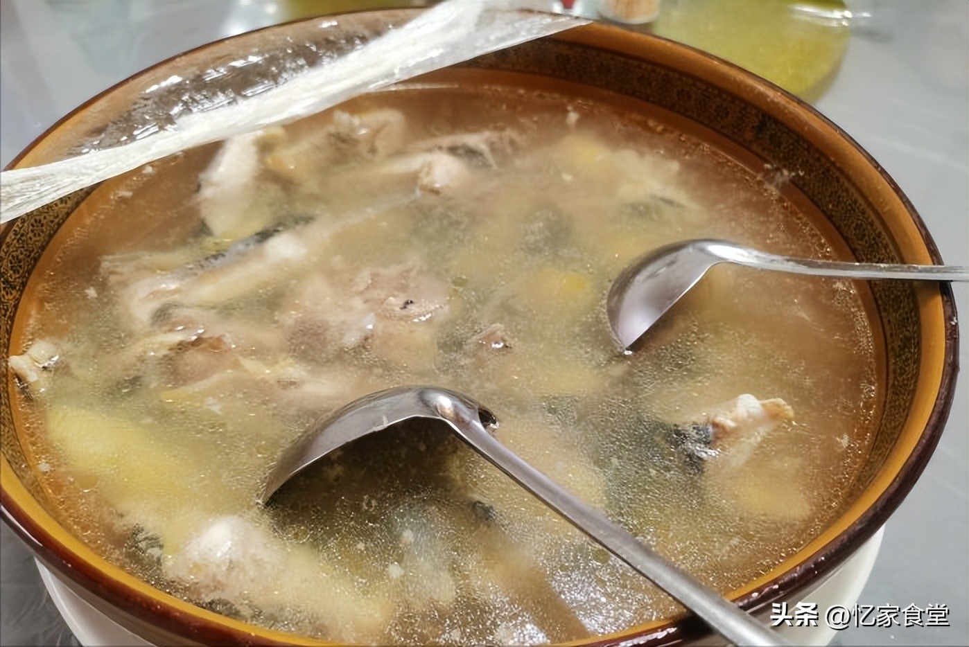 绂忓缓濂冲瓙鍚冮キ,濂冲瓙鍦ㄦ潙閲屽悆閰掑腑