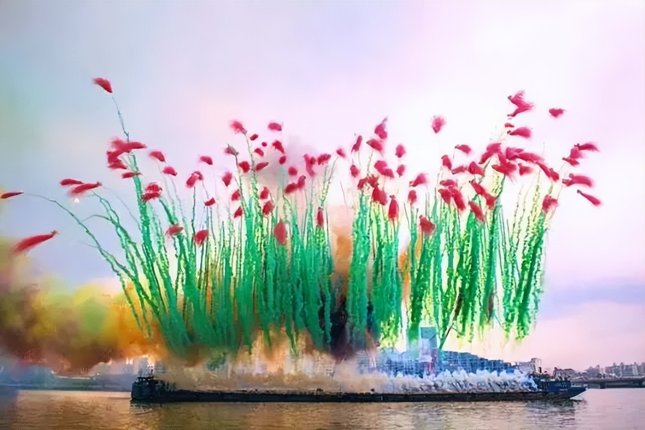 给奶奶“造”了一架天梯,靠*药火**爆炸作画,全球最会“玩火”的人