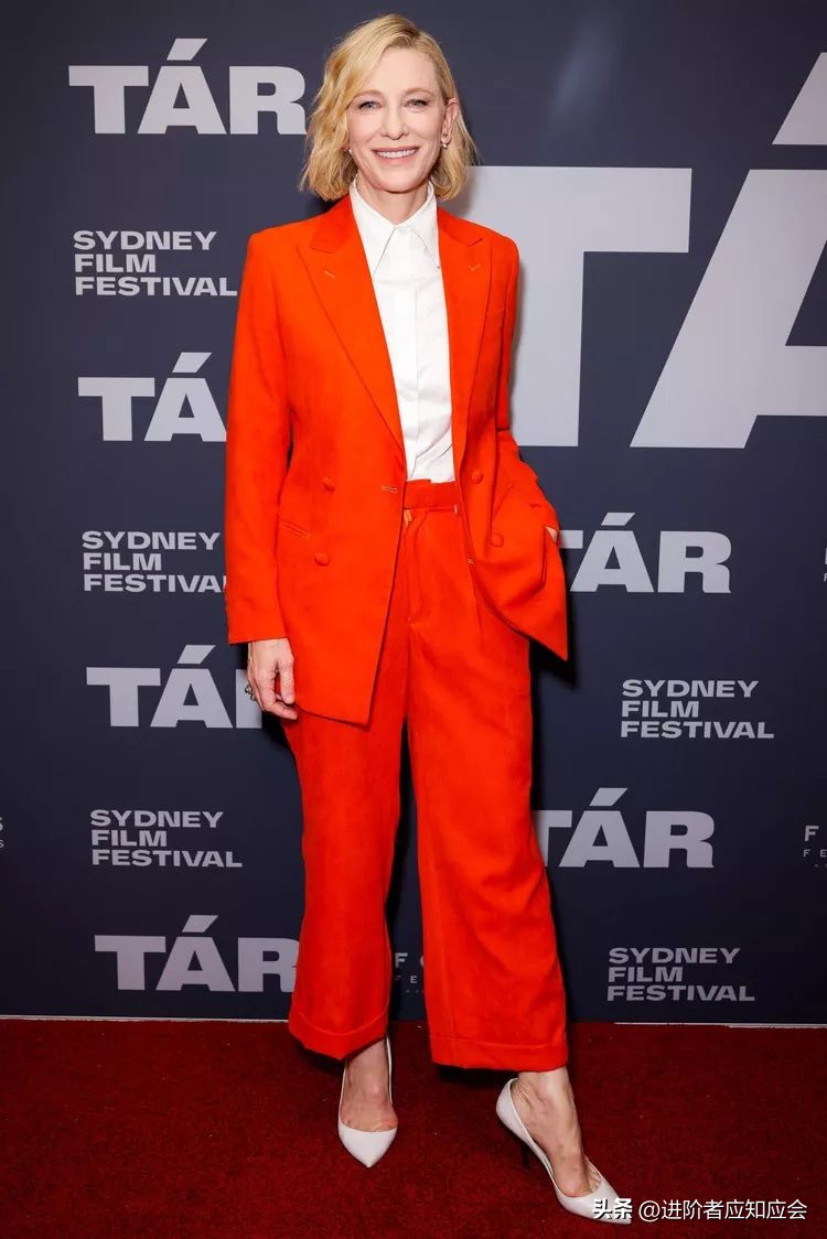 欧美明星时尚街拍2019年7月30日,欧美老年时尚博主穿羽绒服街拍