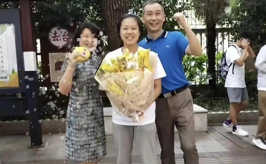 高考跳一字马女生成绩,高考第一个跑的女孩一字马