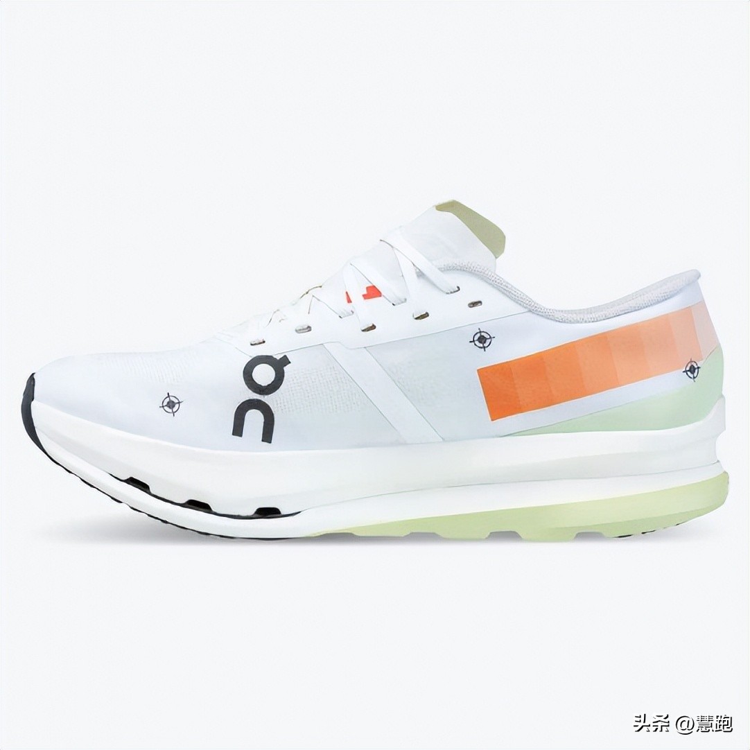 她不仅战胜了世界第一，她的跑鞋也打破了耐克阿迪对于冠军的垄断