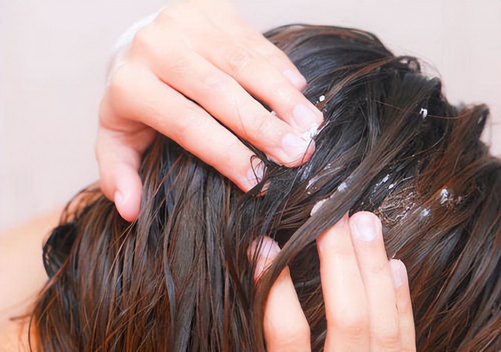 头皮上长红疙瘩脓包头皮屑特别多,头皮和脸上起疙瘩有脓包怎么回事