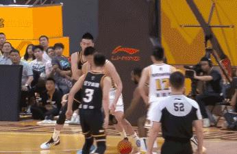 争议判罚!广厦两次对弗格犯规都不吹,名嘴直接表达“质疑”