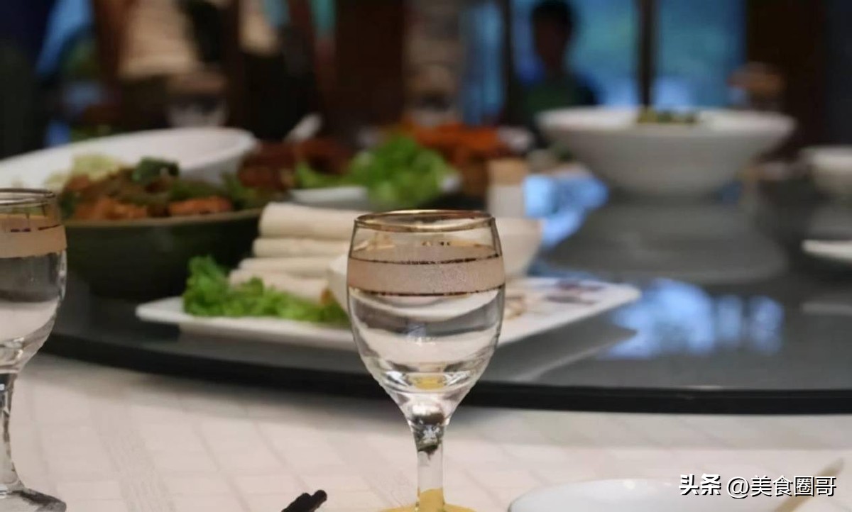 32位同学齐聚成都，点16道硬菜8瓶茅台，结账却傻眼了，为啥