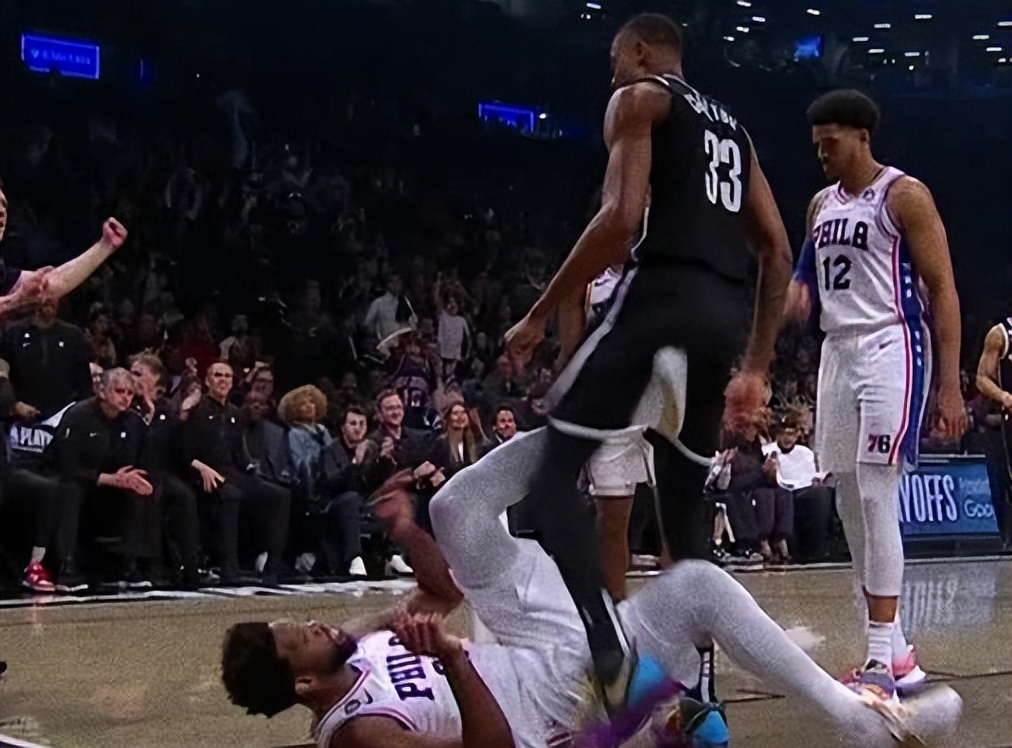 突发！哈登被驱逐！恩比德踢裆没事，为何他甩个手就被重罚？