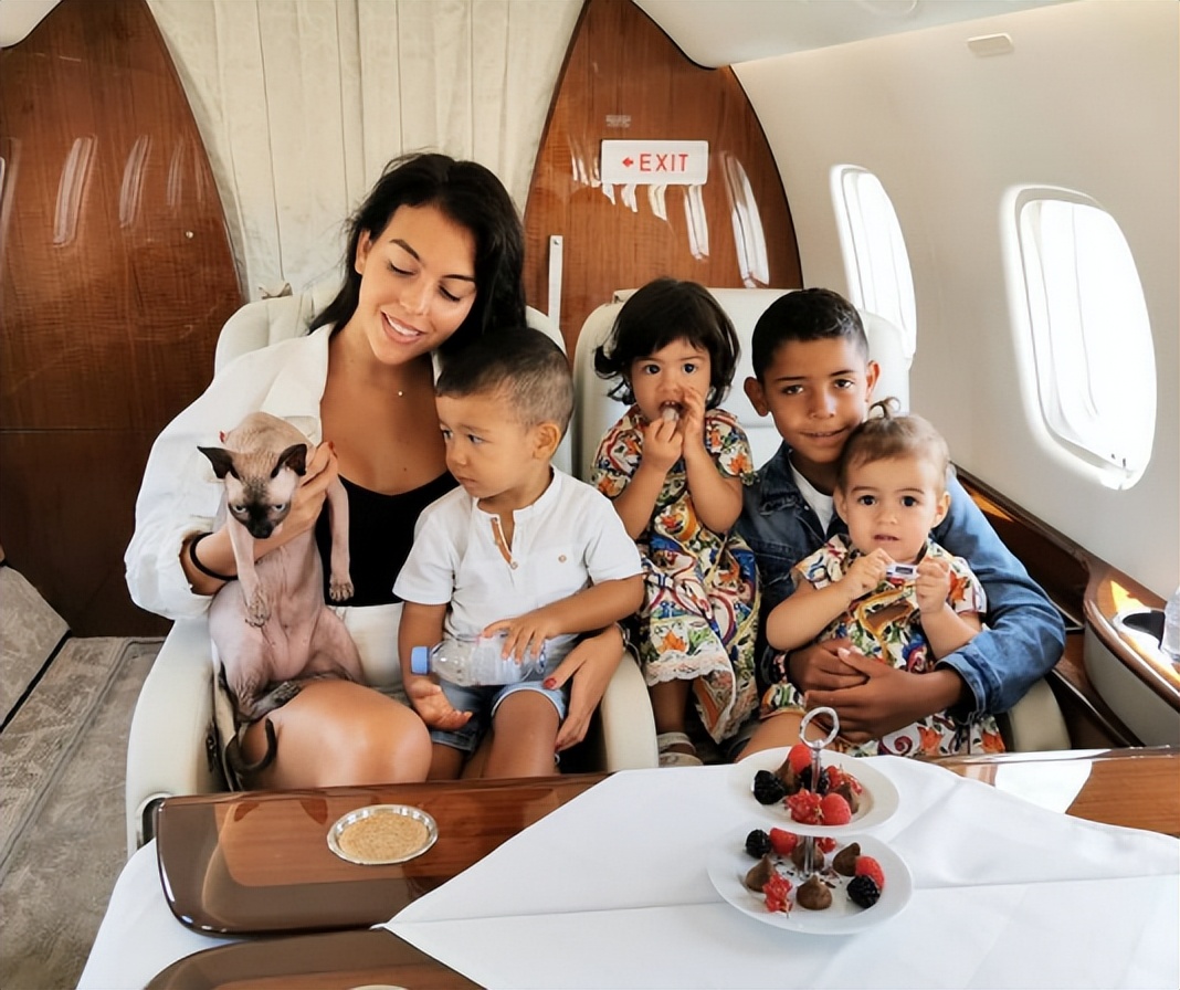 c罗与名模伊莲娜金童玉女的爱情,c罗前任伊莲娜看世界杯