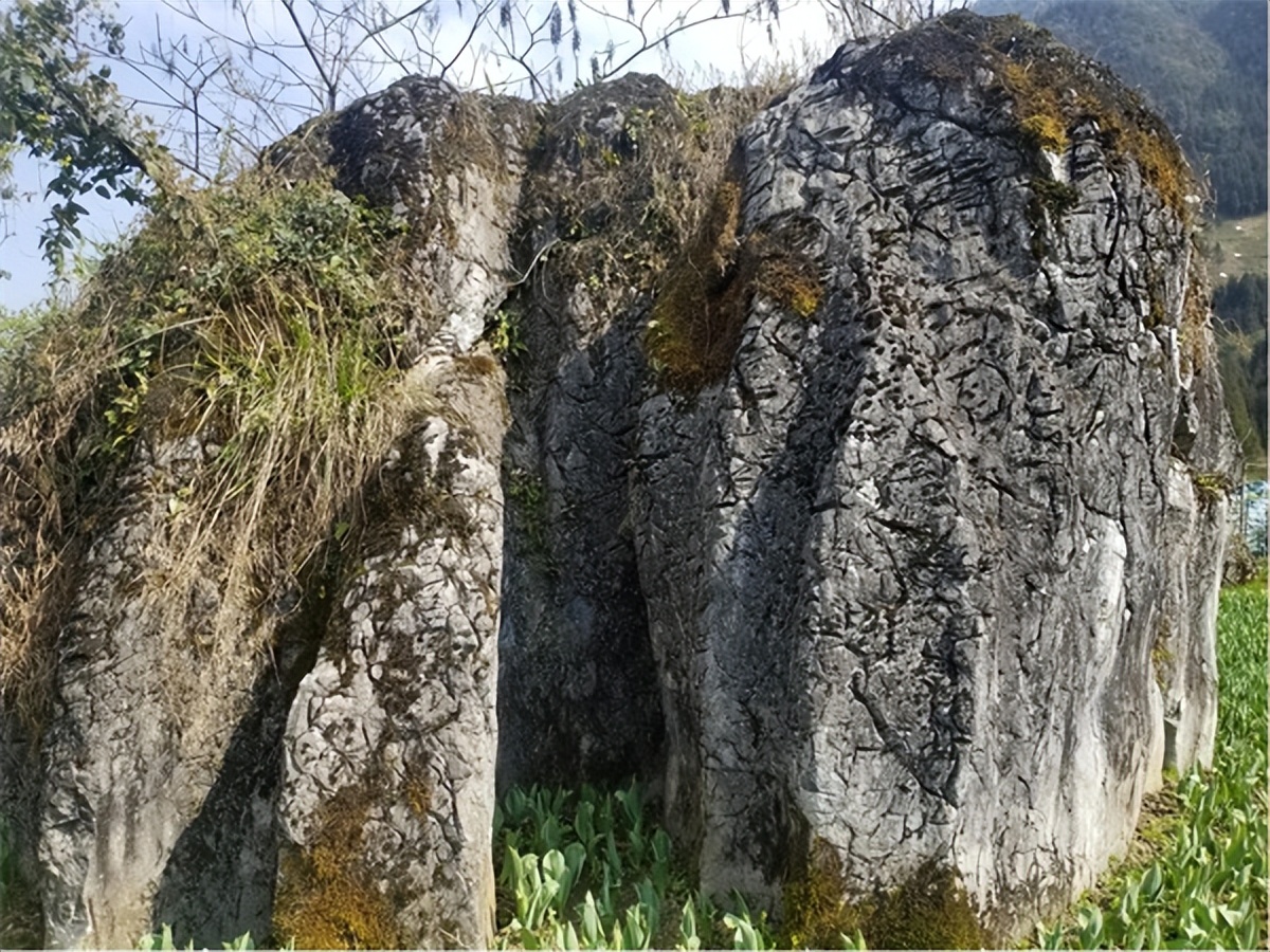 荥经云峰寺“飞来石”的搬运工是唐朝名将韦皋