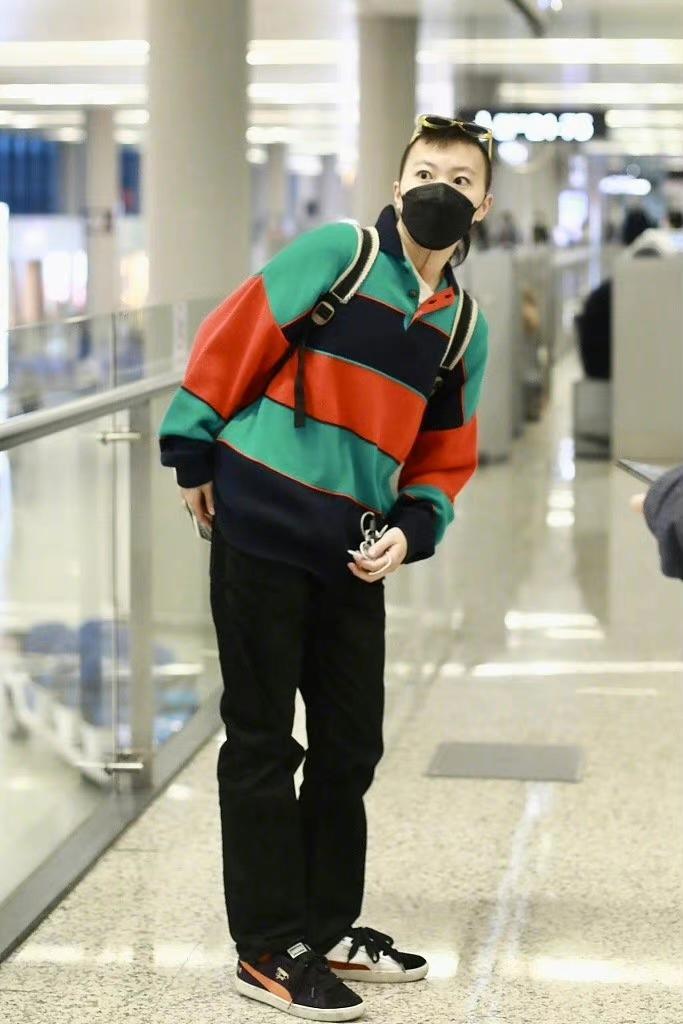 窦靖童短发发型棒球帽穿搭,窦靖童紫色卫衣搭配图片