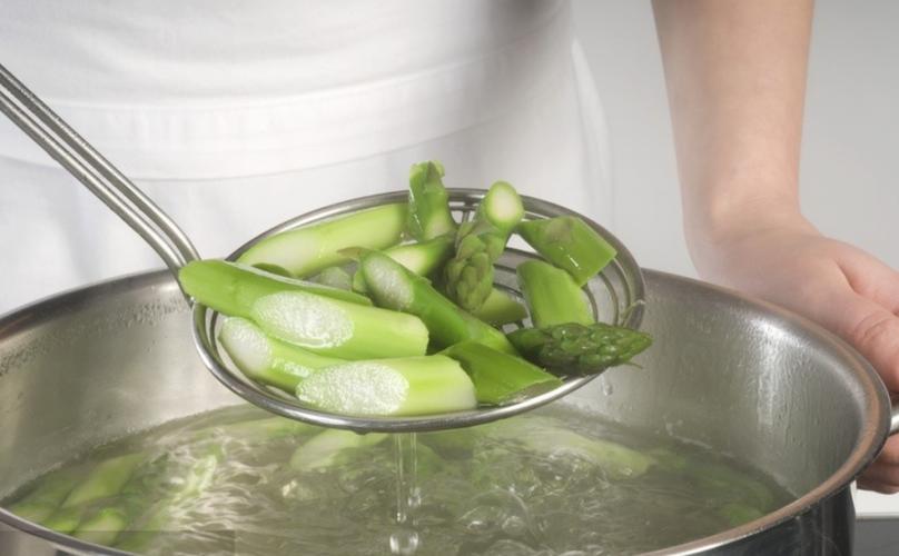 焯菜的开水倒进下水道有什么坏处,开水焯菜后必须过凉水吗