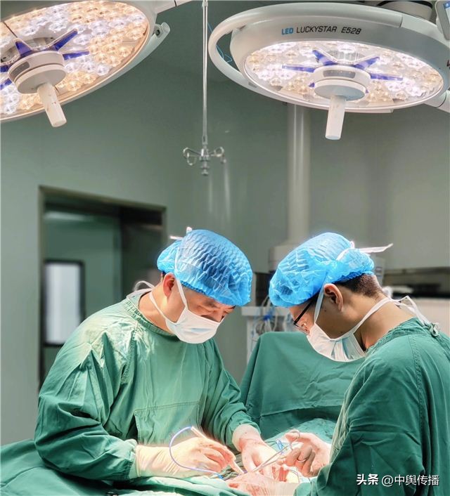 一双特别的手,一双特别的靴子用英语怎么说