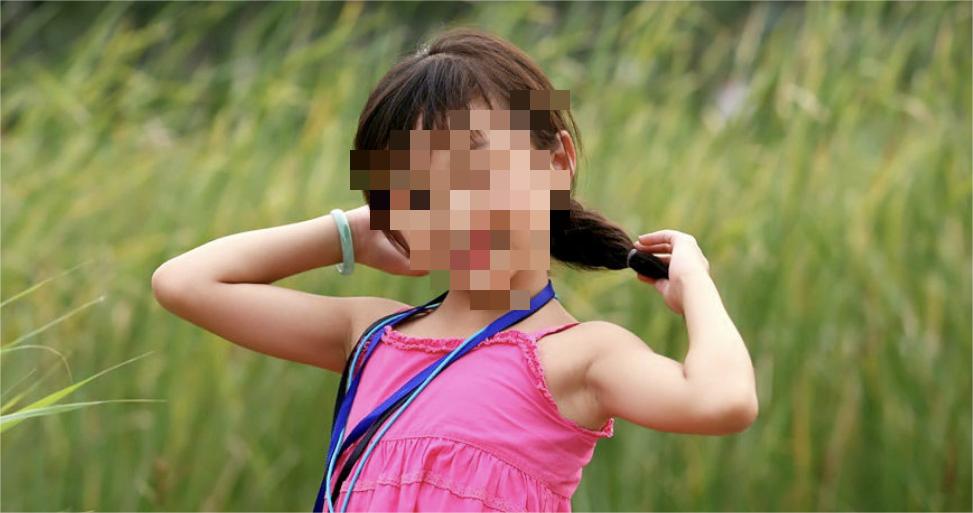 七旬的重庆老教师，在众人面前露出*体下**，引围观群众的不满和质疑