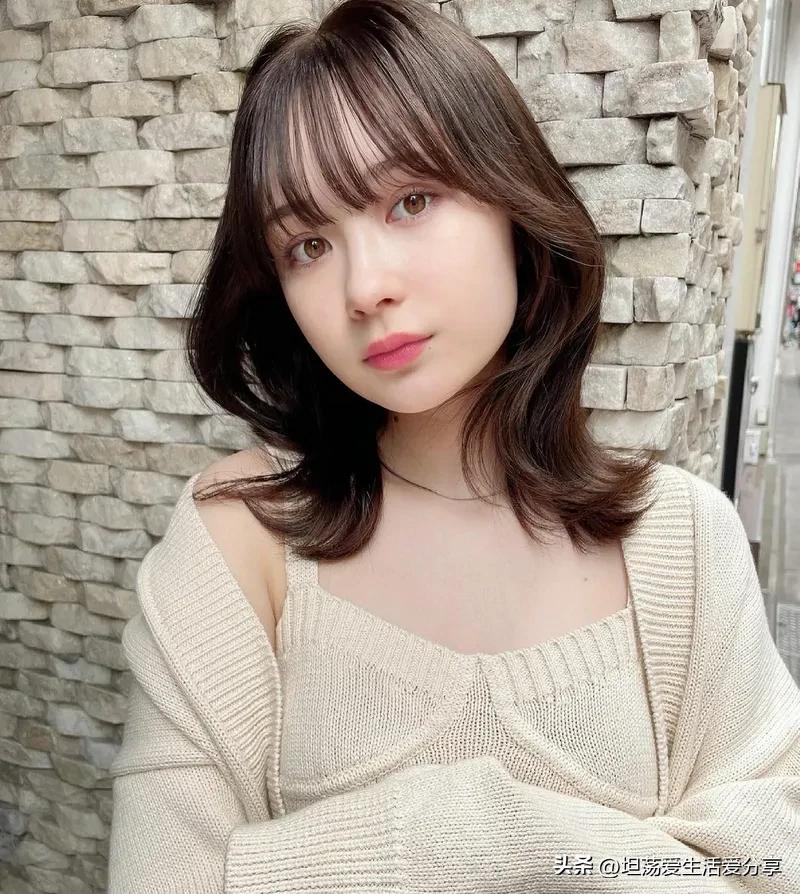 两边翘起来的发型有氛围感,散发发型既简单又俏皮