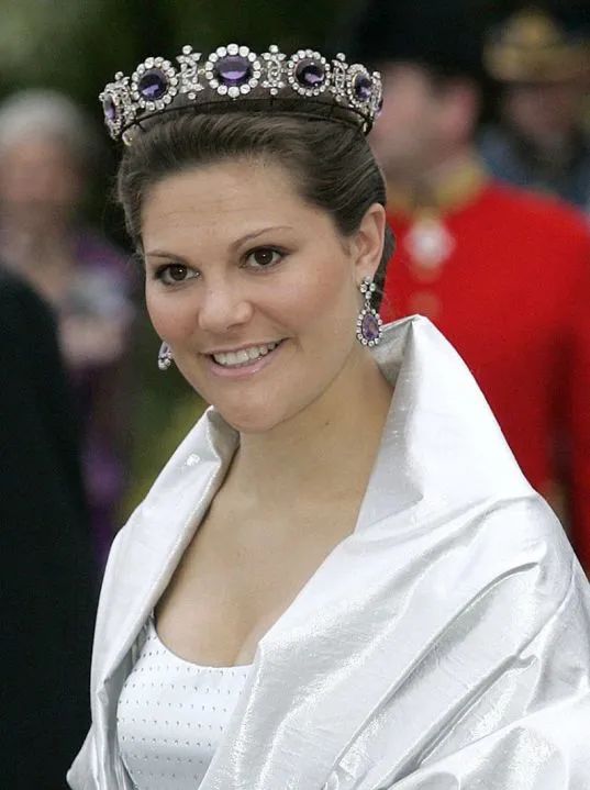 苏富比上拍戴妃紫水晶项链坠，竟然被卡戴珊抢到？她真的赚到了吗？