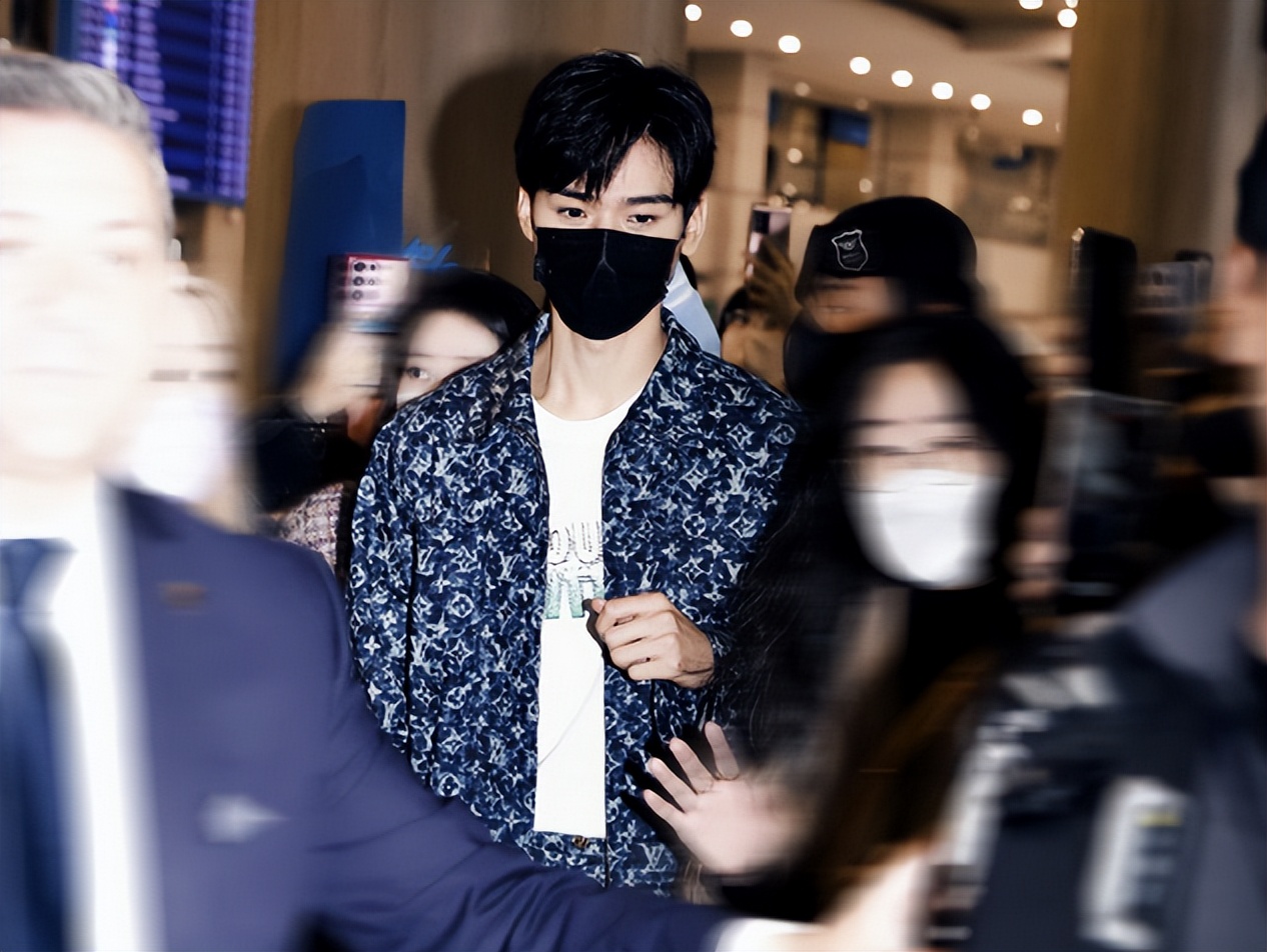 龚俊抵达韩国人气爆棚，机场拥堵粉丝尖叫，多部剧曾在韩热播