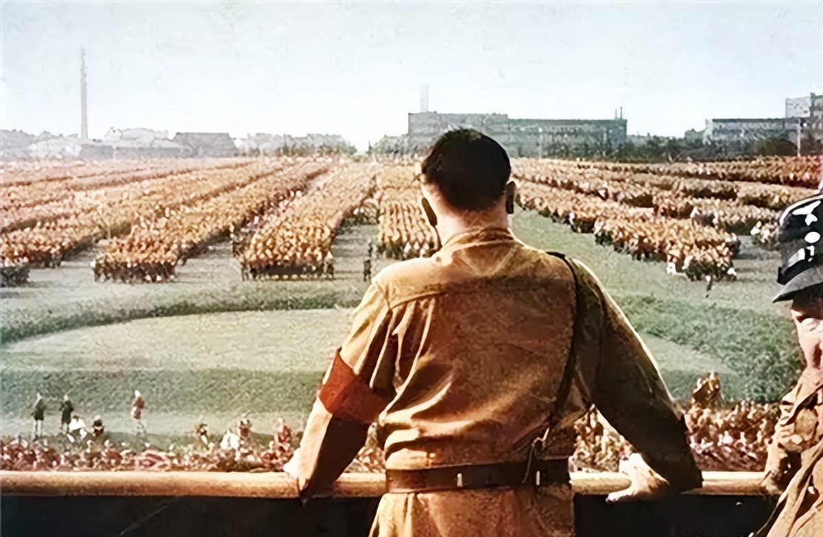 320名纳粹漂亮女兵：怕被苏军报复，狂欢后集体选择自杀