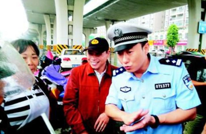 网红交警谭乔名场面,拯救无数司机的“网红交警”谭乔