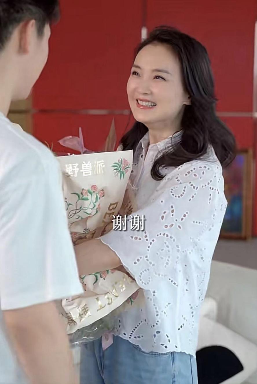 王*母艳**亲节获儿子送花，17岁球球穿4400元T恤，富养长大却很懂事