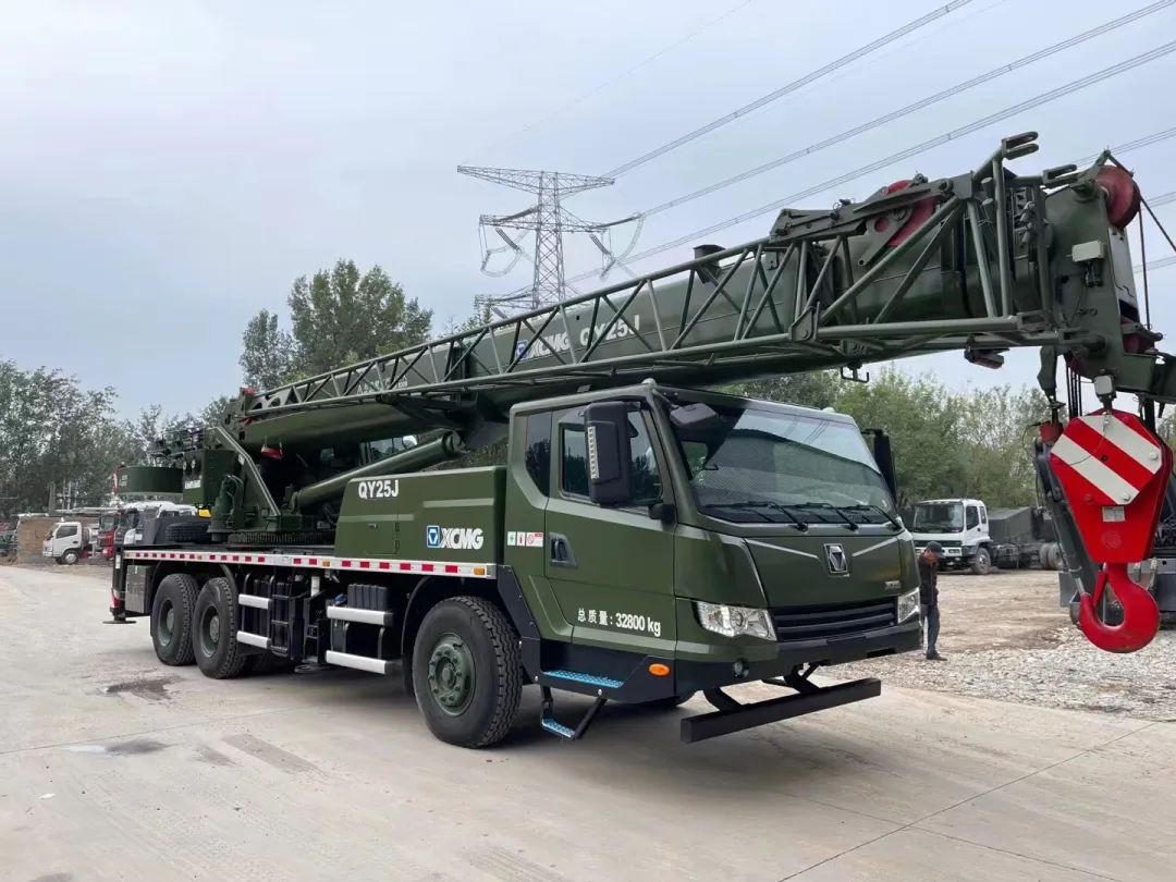 部队退役军车8x8,部队官兵退役前的拉练