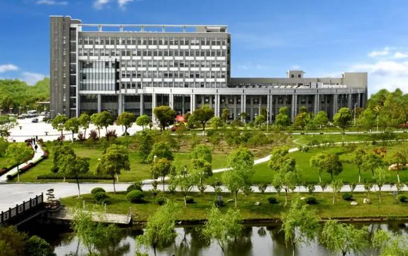 想去上海读大学读什么学校好,上海值得报名的几所大学