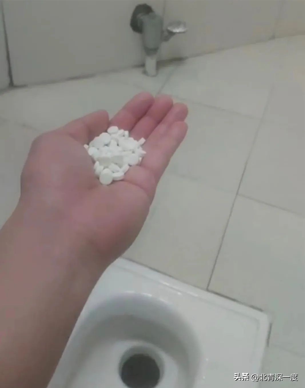 右美沙芬滥用者的隐秘世界：超剂量使用致幻成瘾，有人骑车回家醒来看见大腿流血，却想不起发生了什么