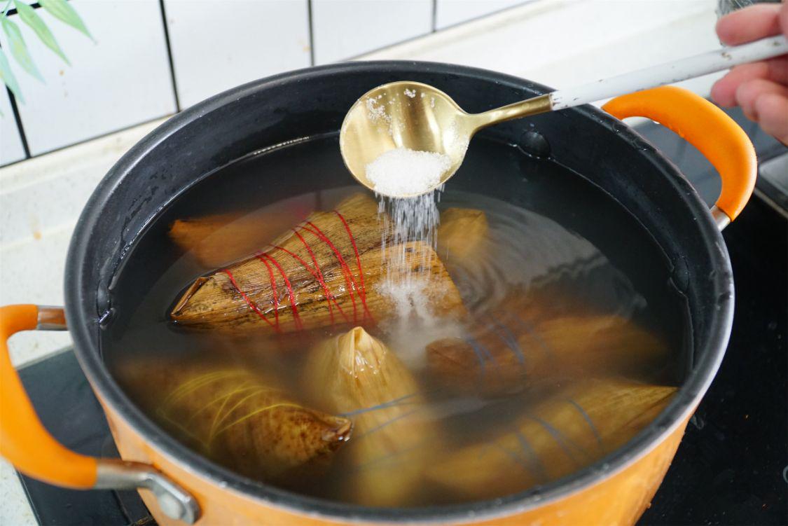 煮粽子怎么不糊锅底,煮粽子放鸡蛋怎么不裂