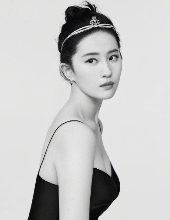 女明星夏季吊带穿搭,女明星穿吊带的穿搭