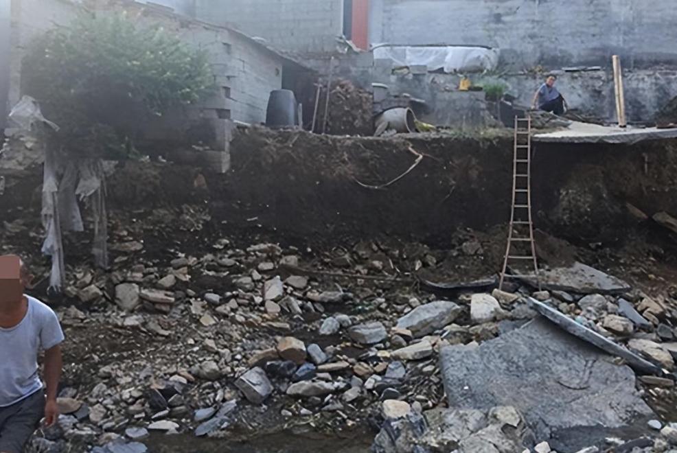 你让我无家可归，我杀你全家！男子怒砍邻居一家5口后，畏罪自杀