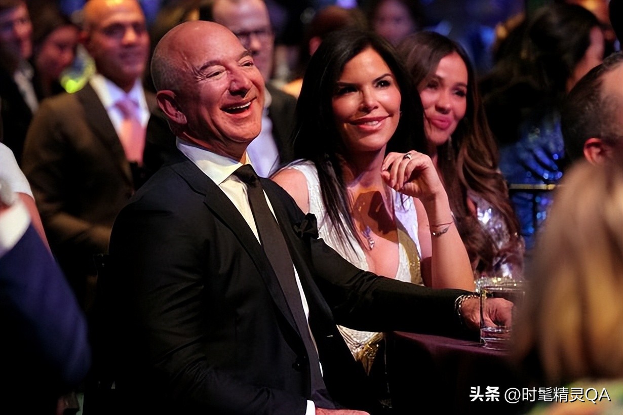 贝佐斯和桑切斯的恋情,贝索斯与女友桑切斯秀恩爱