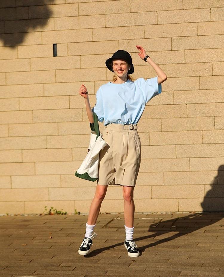 男t恤搭牛仔裤加皮带有哪些穿法,t恤配裤子的时髦穿法