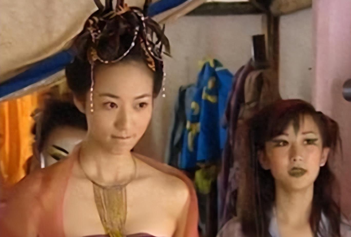 牛角胸罩，诱惑式舔刀尖，这些颠覆三观的镜头，看完让人一言难尽