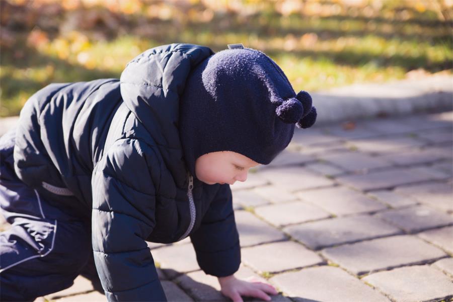 小孩摔倒了父母不要太夸张,孩子摔倒后父母应该怎么处理