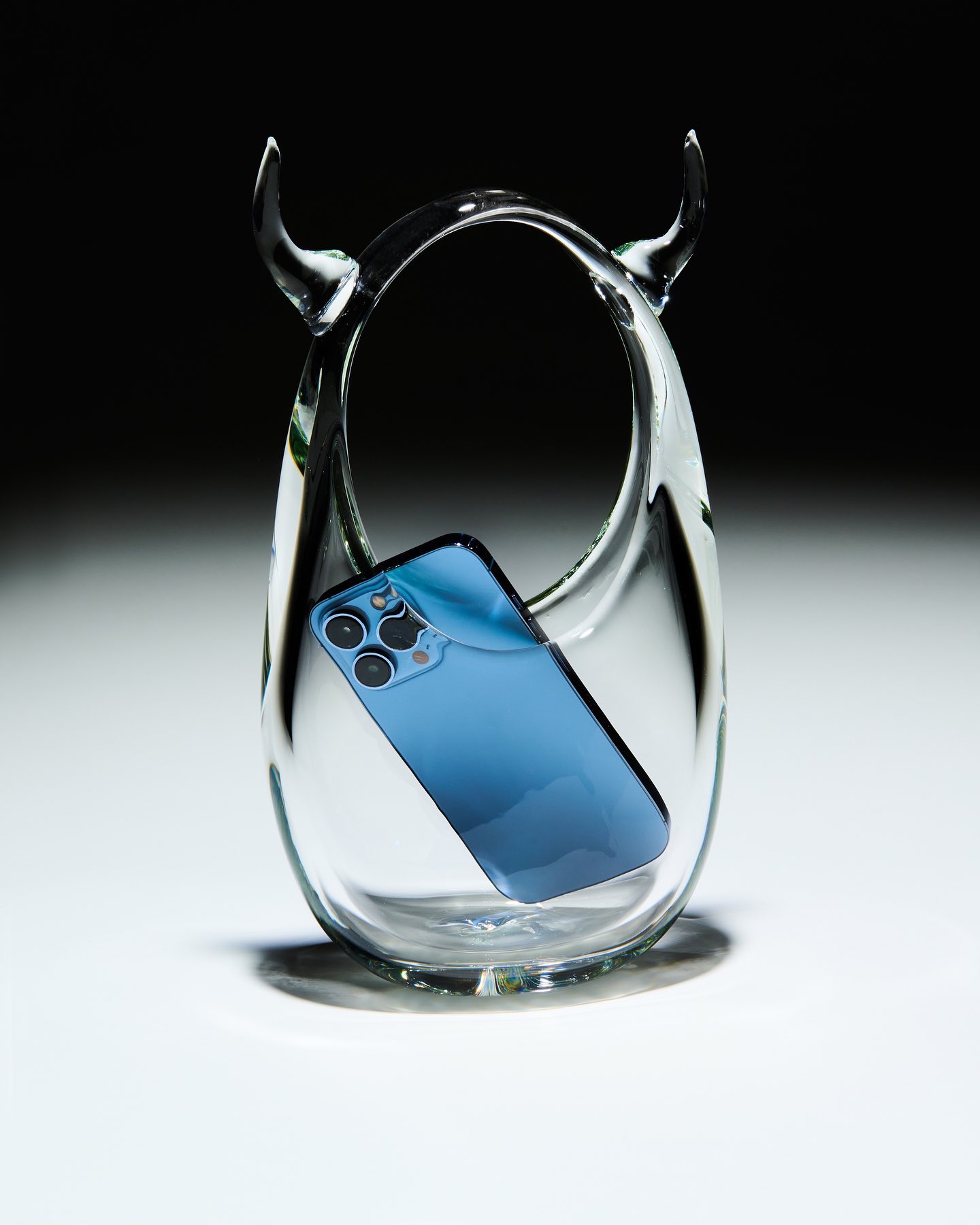 他们用玻璃做了个水晶包,卖得死贵,外国明星还狂爱