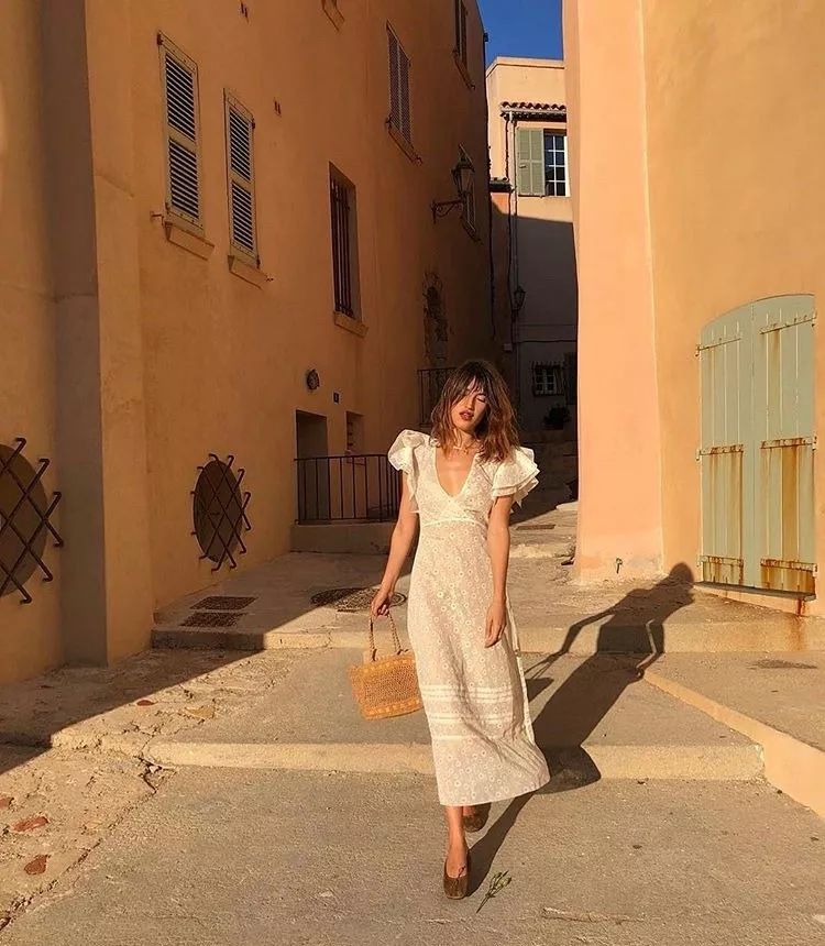 奶奶鞋和老爹鞋哪个好搭配 (奶奶鞋怎么搭配好看最新款)