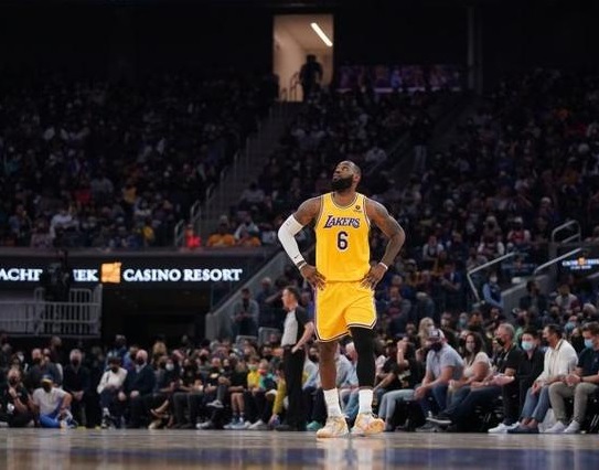 19年詹姆斯面对东契奇,詹姆斯被东契奇点名防守