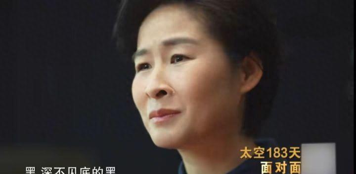 看起来是黑色阳光下是黄色,看起来是黑色但是阳光下是红色